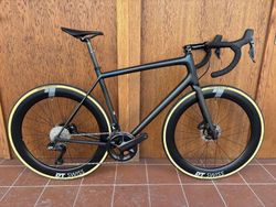 SPECIALIZED AETHOS vel. 58 cm - zakázková stavba - ULTEGRA di2 2x12 - DT SWISS ACR 62 mm