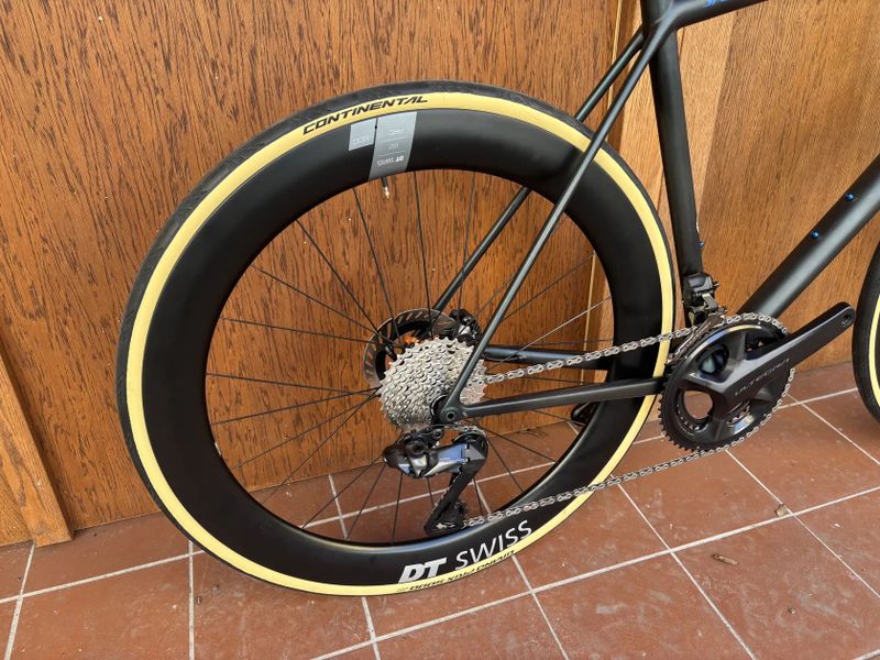 SPECIALIZED AETHOS vel. 58 cm - zakázková stavba - ULTEGRA di2 2x12 - DT SWISS ACR 62 mm