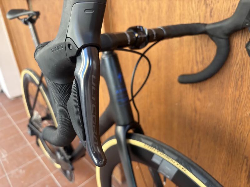 SPECIALIZED AETHOS vel. 58 cm - zakázková stavba - ULTEGRA di2 2x12 - DT SWISS ACR 62 mm