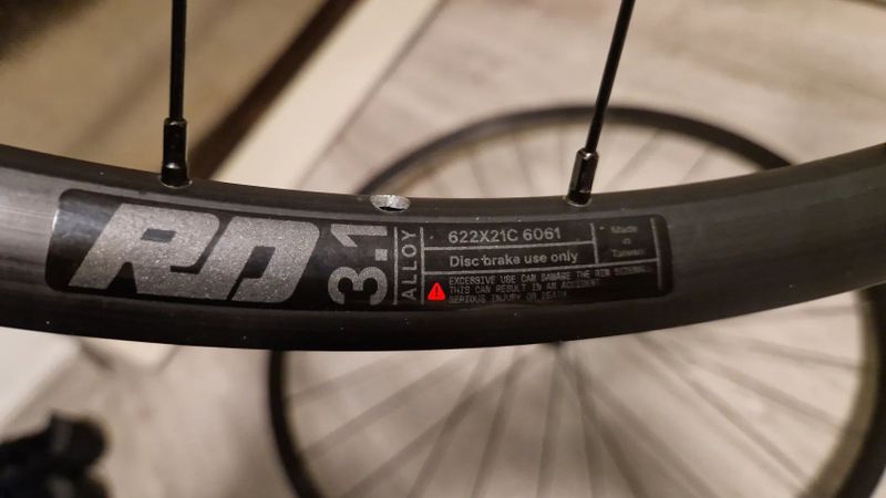 Zapletená hliníková kola rd 3.1 z kola cannondale synapse