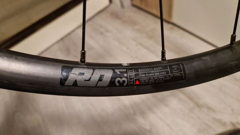Zapletená hliníková kola rd 3.1 z kola cannondale synapse