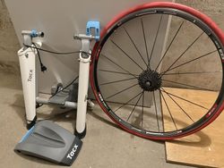 Chytrý trenažer Tacx Flow Smart + zadní kolo DT Swiss