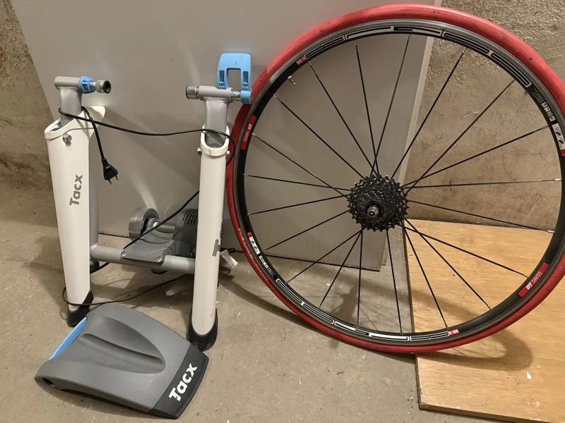 Chytrý trenažer Tacx Flow Smart + zadní kolo DT Swiss