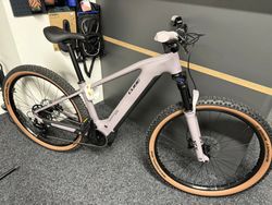 CUBE Reaction Hybrid PERFORMANCE 600 vel.M 2026 NOVÝ MODEL