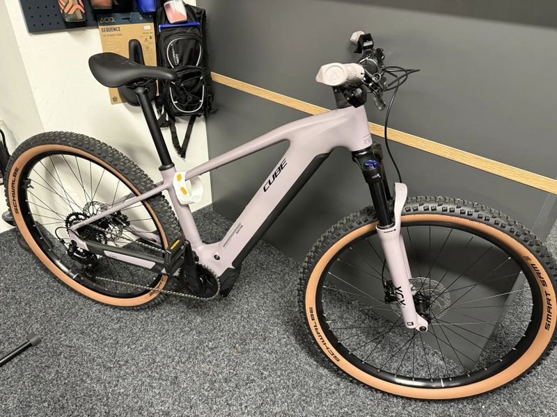 CUBE Reaction Hybrid PERFORMANCE 600 vel.M 2026 NOVÝ MODEL