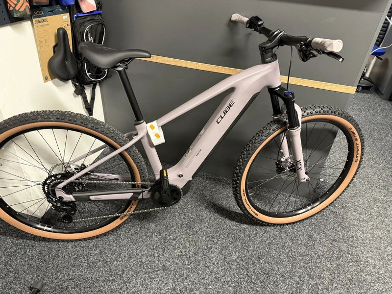 CUBE Reaction Hybrid PERFORMANCE 600 vel.M 2026 NOVÝ MODEL