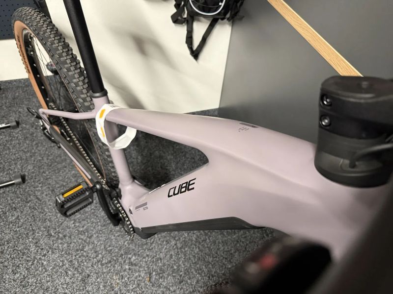 CUBE Reaction Hybrid PERFORMANCE 600 vel.M 2026 NOVÝ MODEL