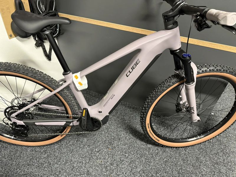 CUBE Reaction Hybrid PERFORMANCE 600 vel.M 2026 NOVÝ MODEL