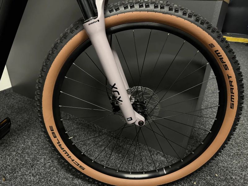 CUBE Reaction Hybrid PERFORMANCE 600 vel.M 2026 NOVÝ MODEL