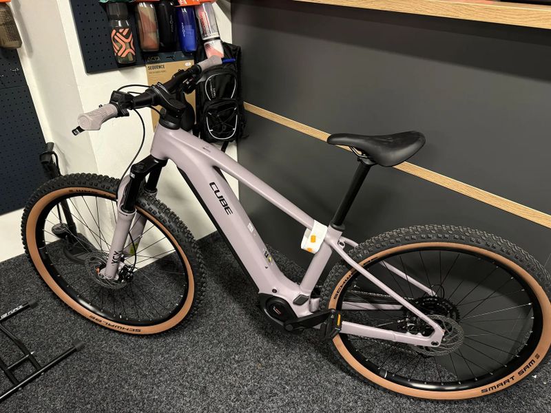 CUBE Reaction Hybrid PERFORMANCE 600 vel.M 2026 NOVÝ MODEL