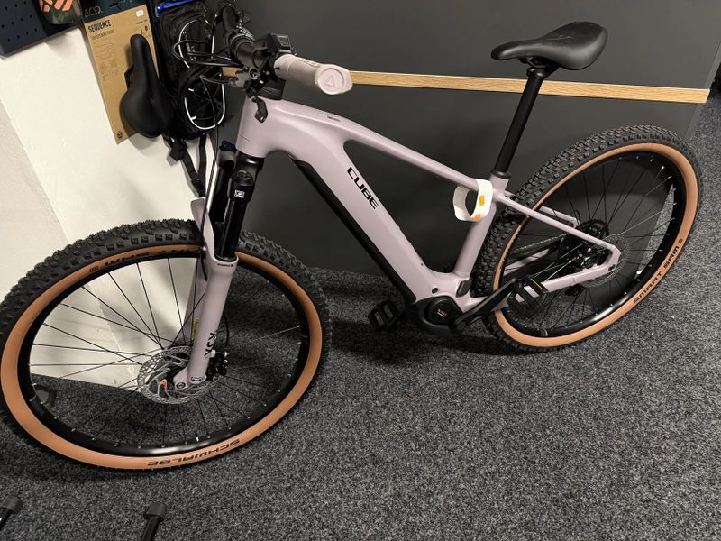 CUBE Reaction Hybrid PERFORMANCE 600 vel.M 2026 NOVÝ MODEL