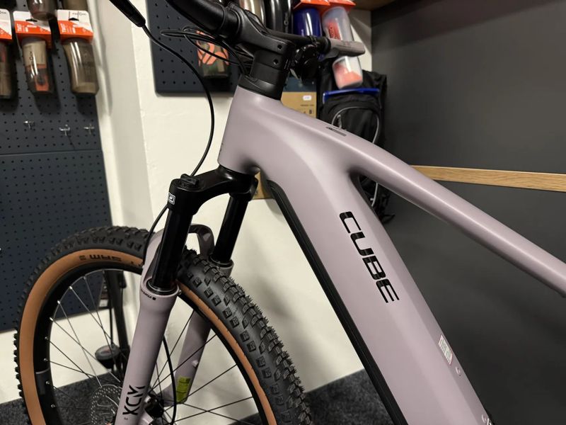 CUBE Reaction Hybrid PERFORMANCE 600 vel.M 2026 NOVÝ MODEL