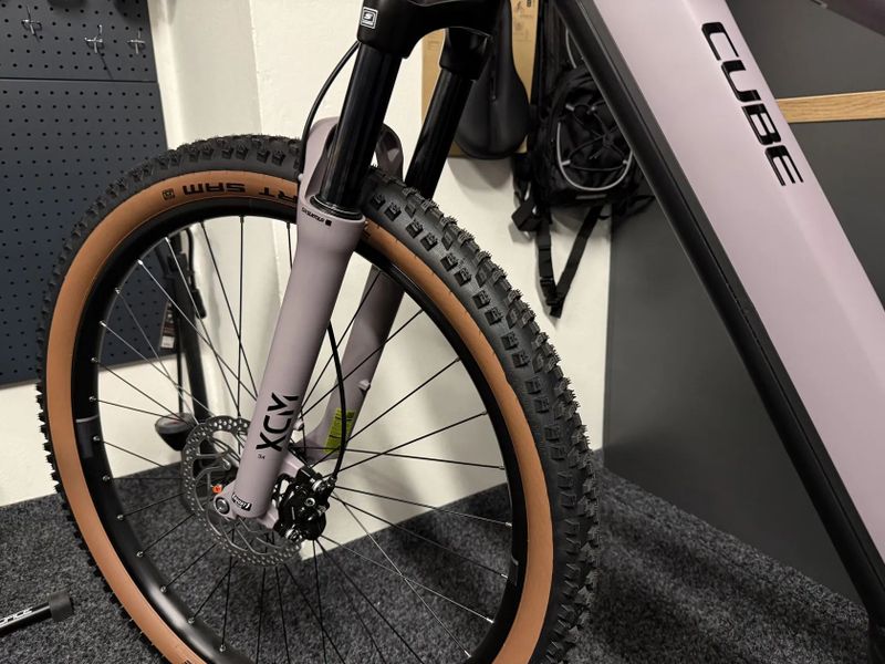 CUBE Reaction Hybrid PERFORMANCE 600 vel.M 2026 NOVÝ MODEL