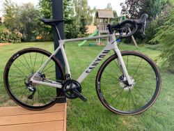 Canyon Endurace CF SL 8 Disc s poškozenou patkou rámu k opravě