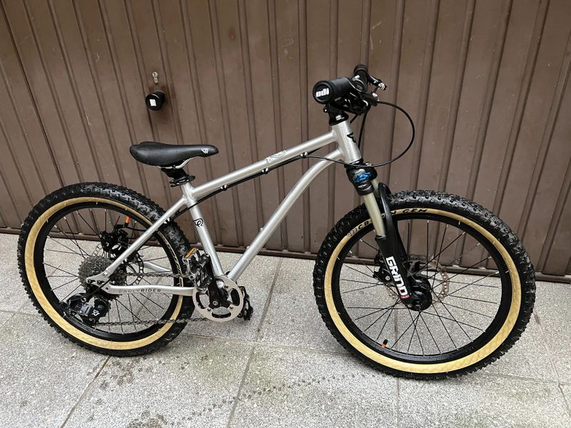 Early Rider Hellion 20", vidlice 100mm