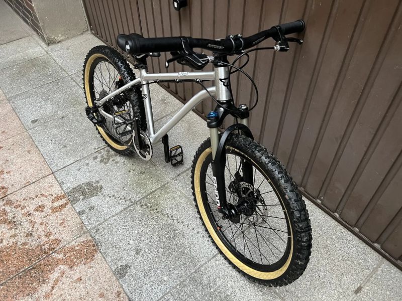 Early Rider Hellion 20", vidlice 100mm