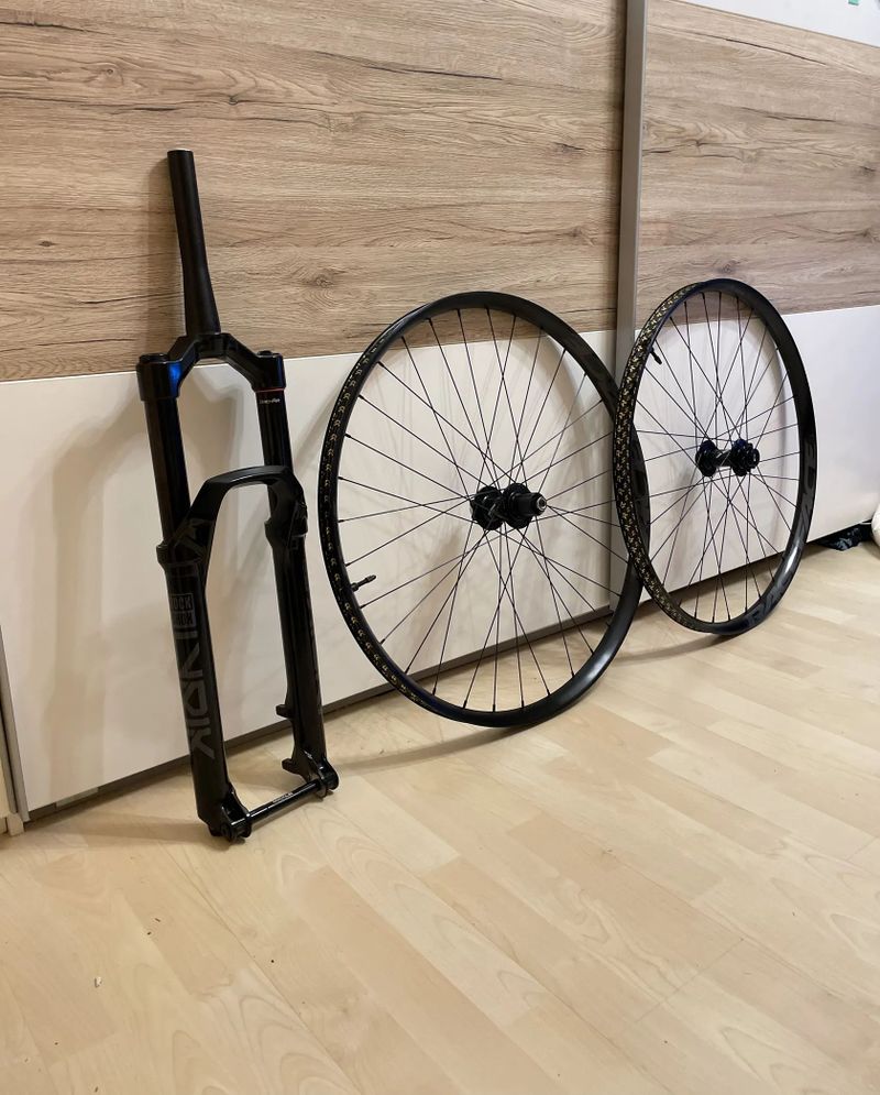 Rock Shox Lyrik Base 150 + zapletená kola Race Face (nové)