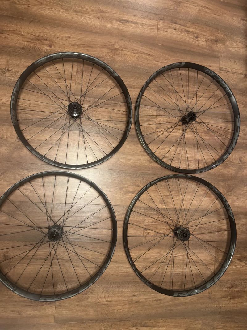 Nové Mullet záplety DT Swiss 350 (možno Industry Nine) Race Face ARC boost 