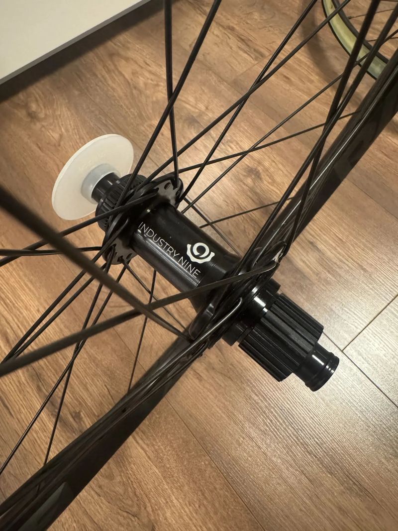 Nové Mullet záplety DT Swiss 350 (možno Industry Nine) Race Face ARC boost 