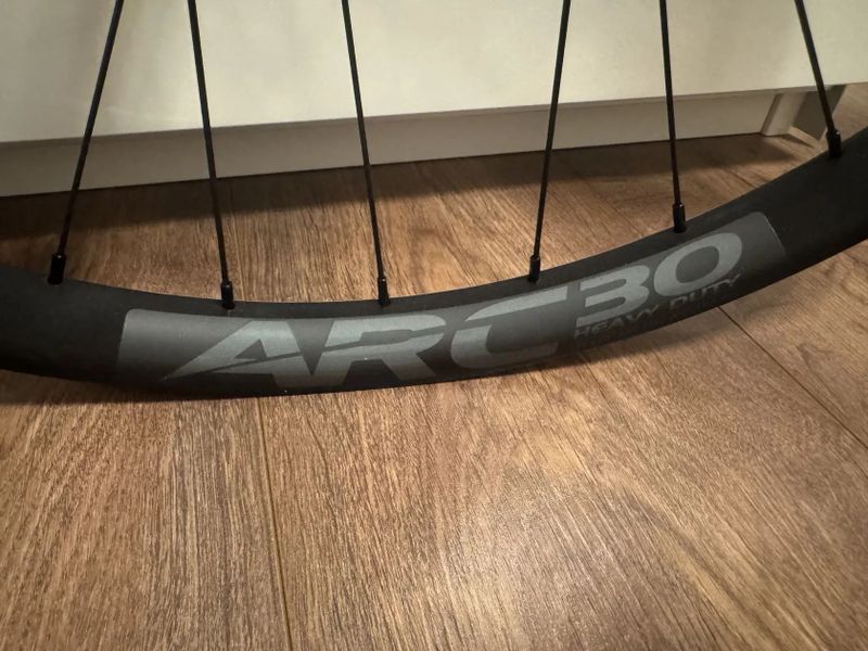 Nové Mullet záplety DT Swiss 350 (možno Industry Nine) Race Face ARC boost 