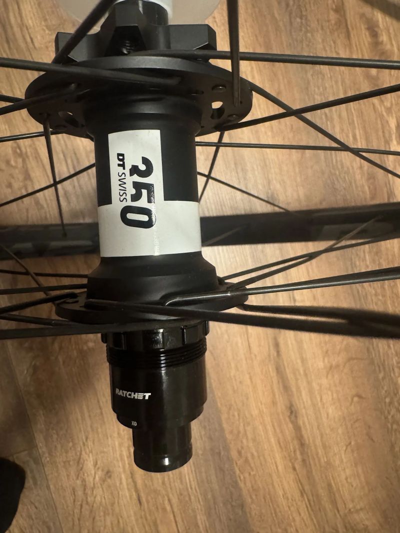 Nové Mullet záplety DT Swiss 350 (možno Industry Nine) Race Face ARC boost 