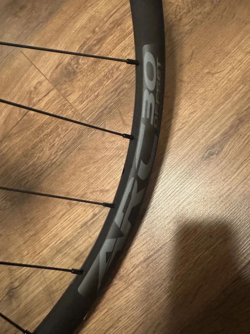 Nové Mullet záplety DT Swiss 350 (možno Industry Nine) Race Face ARC boost 