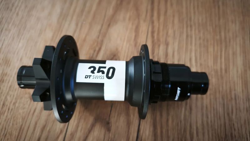 DT Swiss 350 148x12 boost 28 děr 36t ratchet