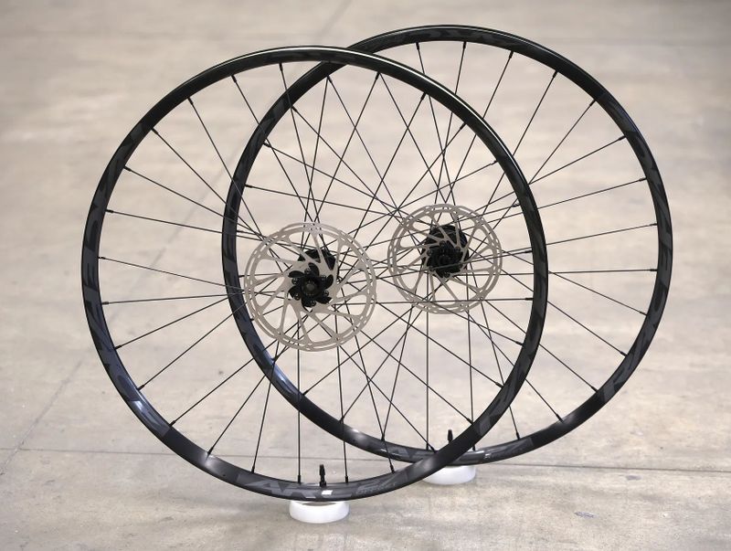 Nová nejetá kola Race Face/DT Swiss + kotouče Sram ZDARMA