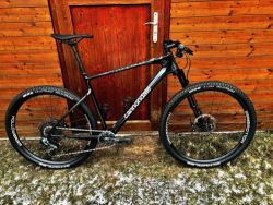 Černá raketa Scalpel HT 2024 XL celokarbon AXS váha 9.8Kg