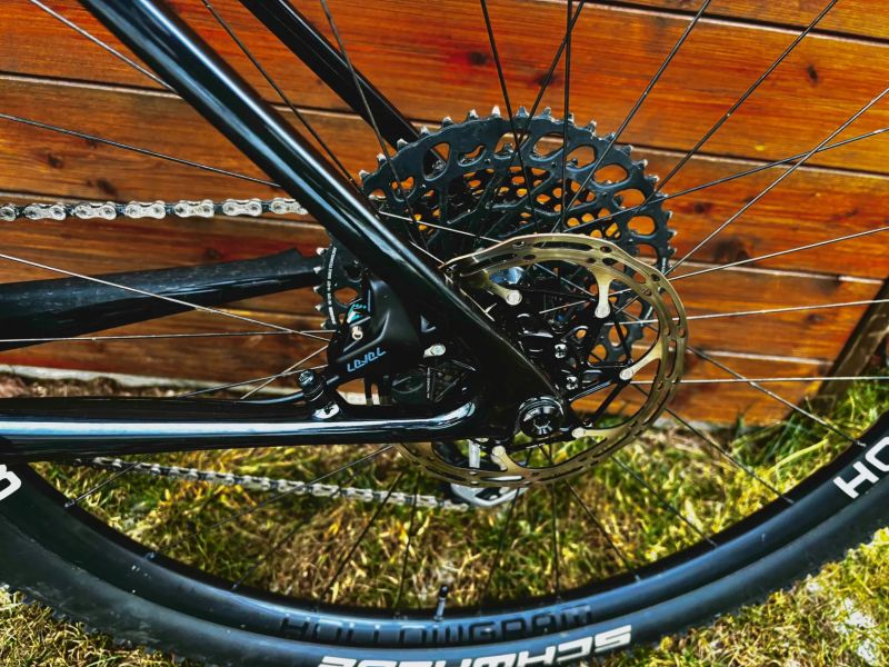 Černá raketa Scalpel HT 2024 XL celokarbon AXS váha 9.8Kg