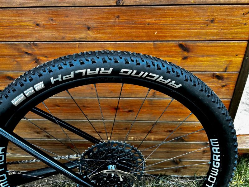 Černá raketa Scalpel HT 2024 XL celokarbon AXS váha 9.8Kg