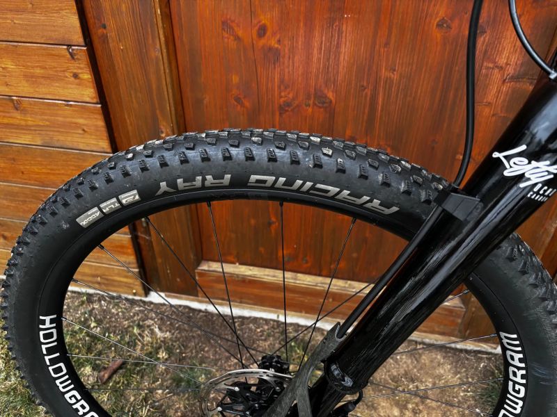 Černá raketa Scalpel HT 2024 XL celokarbon AXS váha 9.8Kg