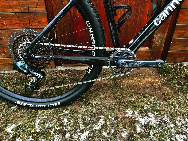 Černá raketa Scalpel HT 2024 XL celokarbon AXS váha 9.8Kg