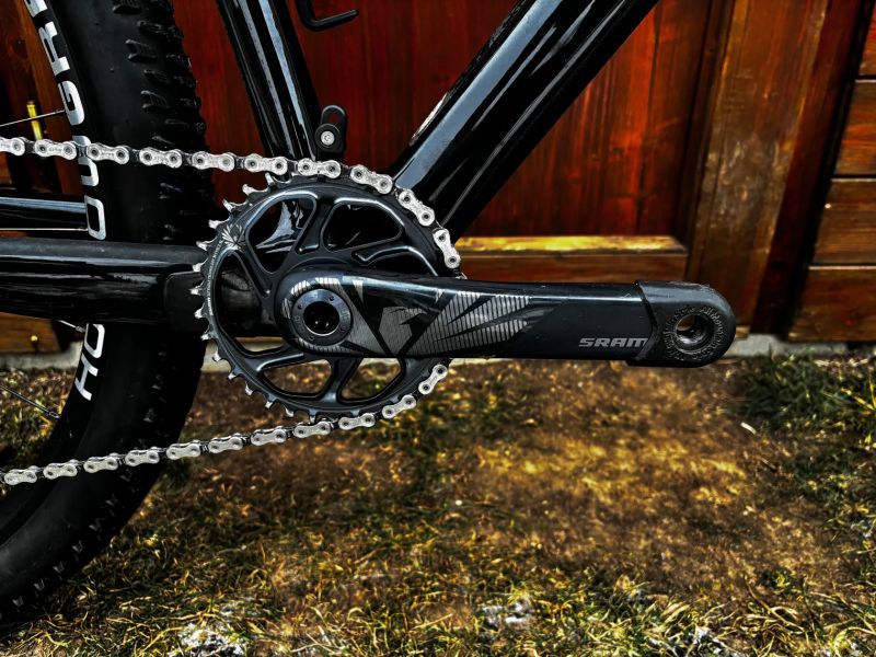 Černá raketa Scalpel HT 2024 XL celokarbon AXS váha 9.8Kg