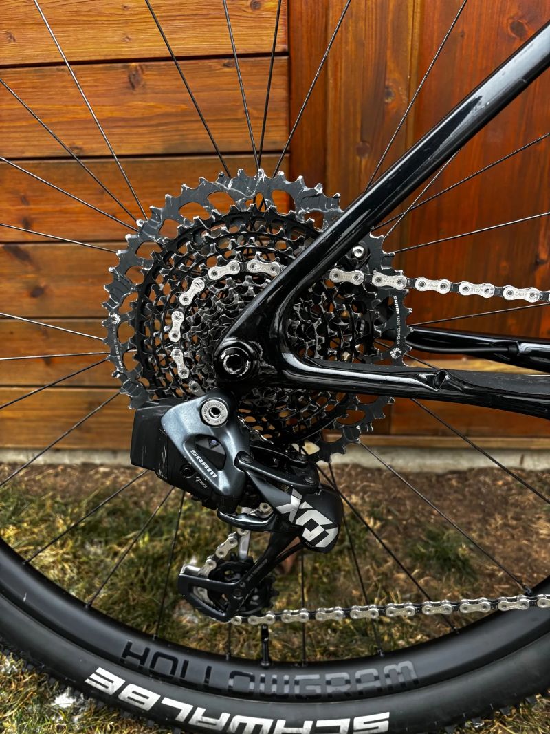 Černá raketa Scalpel HT 2024 XL celokarbon AXS váha 9.8Kg