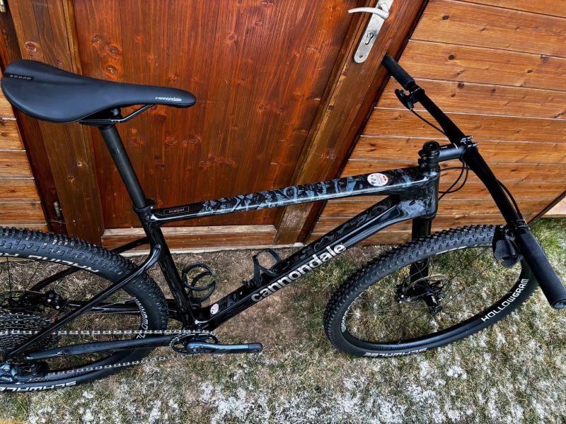 Černá raketa Scalpel HT 2024 XL celokarbon AXS váha 9.8Kg