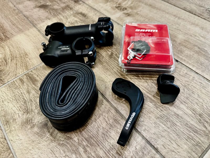 Černá raketa Scalpel HT 2024 XL celokarbon AXS váha 9.8Kg