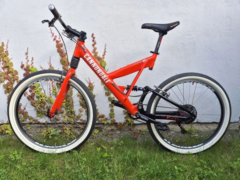 Kolo Cannondale Super-V café racer