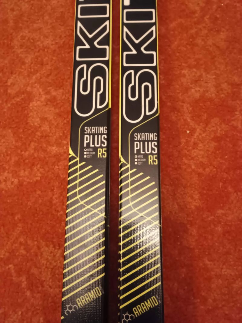 Dvoje špičkové běžky na bruslení v délce 186 cm, výběrové Salomon s/lab za 7,5 , SkiTrab za 3,5