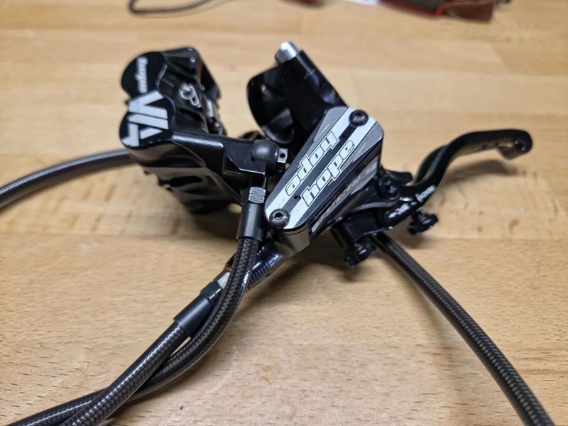 Prodám páky Hope Tech 3 + třmeny new V4 + hadice Goodridge carbon