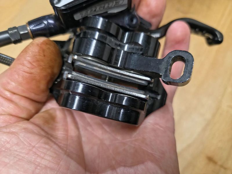 Prodám páky Hope Tech 3 + třmeny new V4 + hadice Goodridge carbon