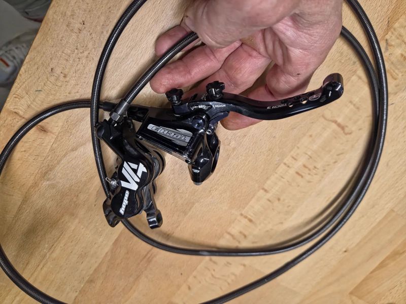 Prodám páky Hope Tech 3 + třmeny new V4 + hadice Goodridge carbon