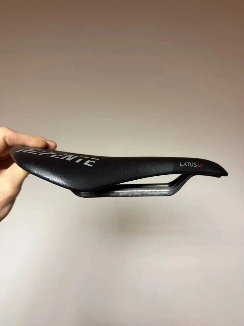 Repente Latus CL - Karbonové sedlo