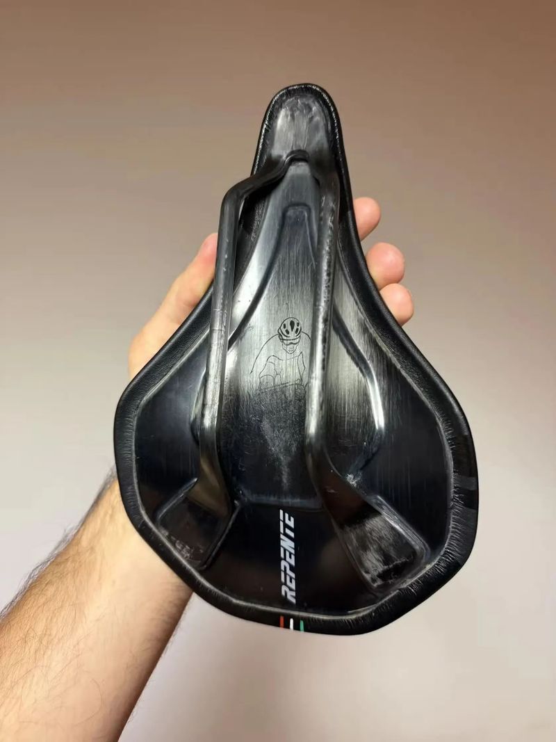 Repente Latus CL - Karbonové sedlo