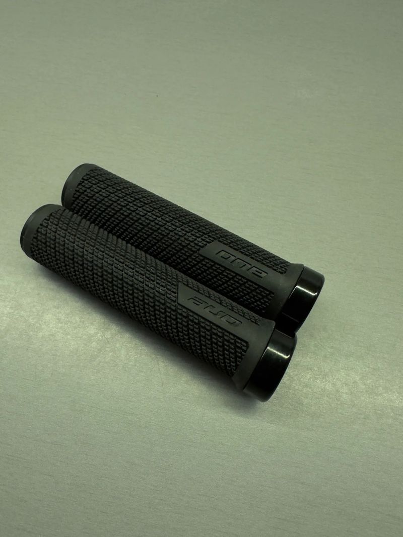 ONE gripy LOCK-On černé