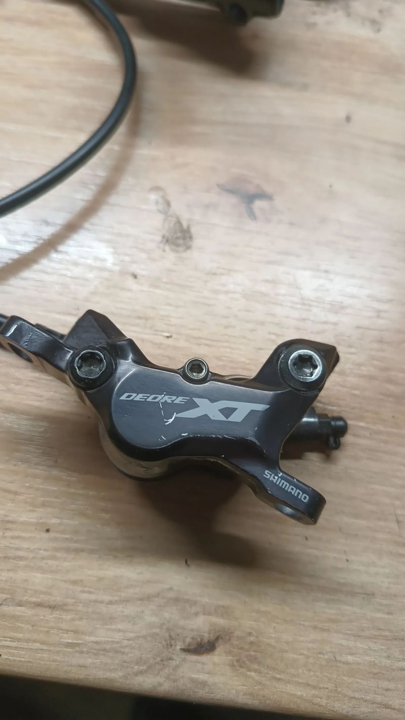 Přední 4pistkova brzda Shimano XT M8120