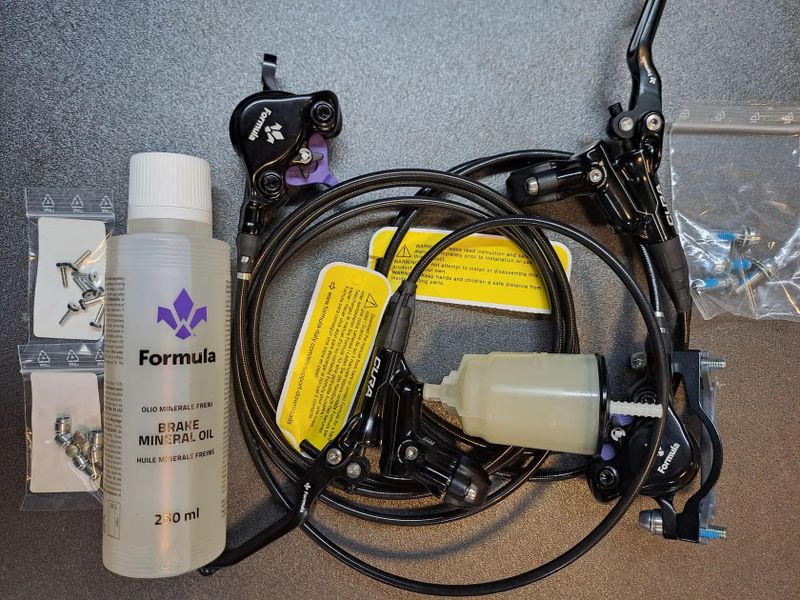 NOVÉ kompletní brzdy Formula Cura včetně b. destiček, odvzdušňivací sady, kapaliny, oliv a trnů