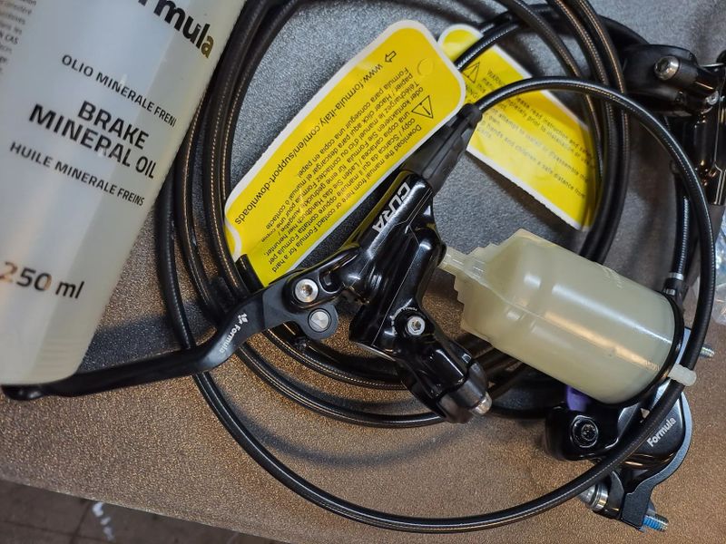 NOVÉ kompletní brzdy Formula Cura včetně b. destiček, odvzdušňivací sady, kapaliny, oliv a trnů