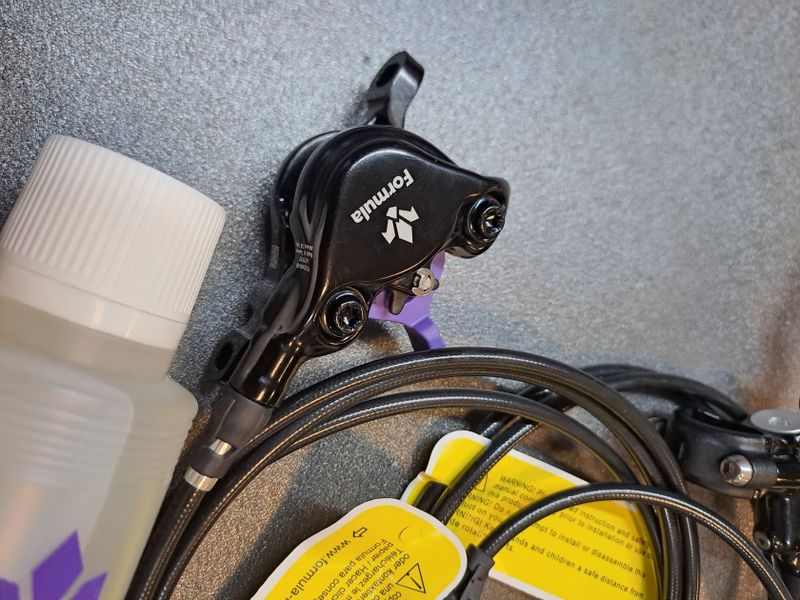 NOVÉ kompletní brzdy Formula Cura včetně b. destiček, odvzdušňivací sady, kapaliny, oliv a trnů