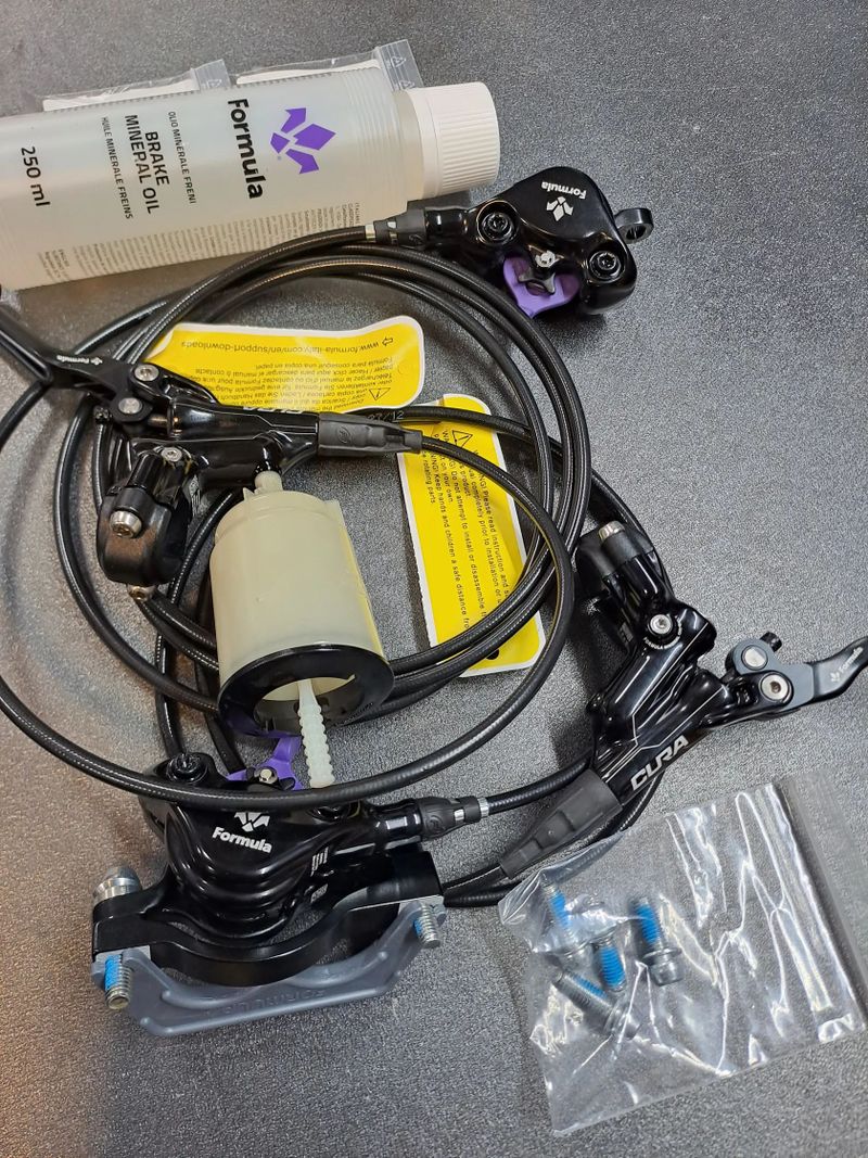 NOVÉ kompletní brzdy Formula Cura včetně b. destiček, odvzdušňivací sady, kapaliny, oliv a trnů